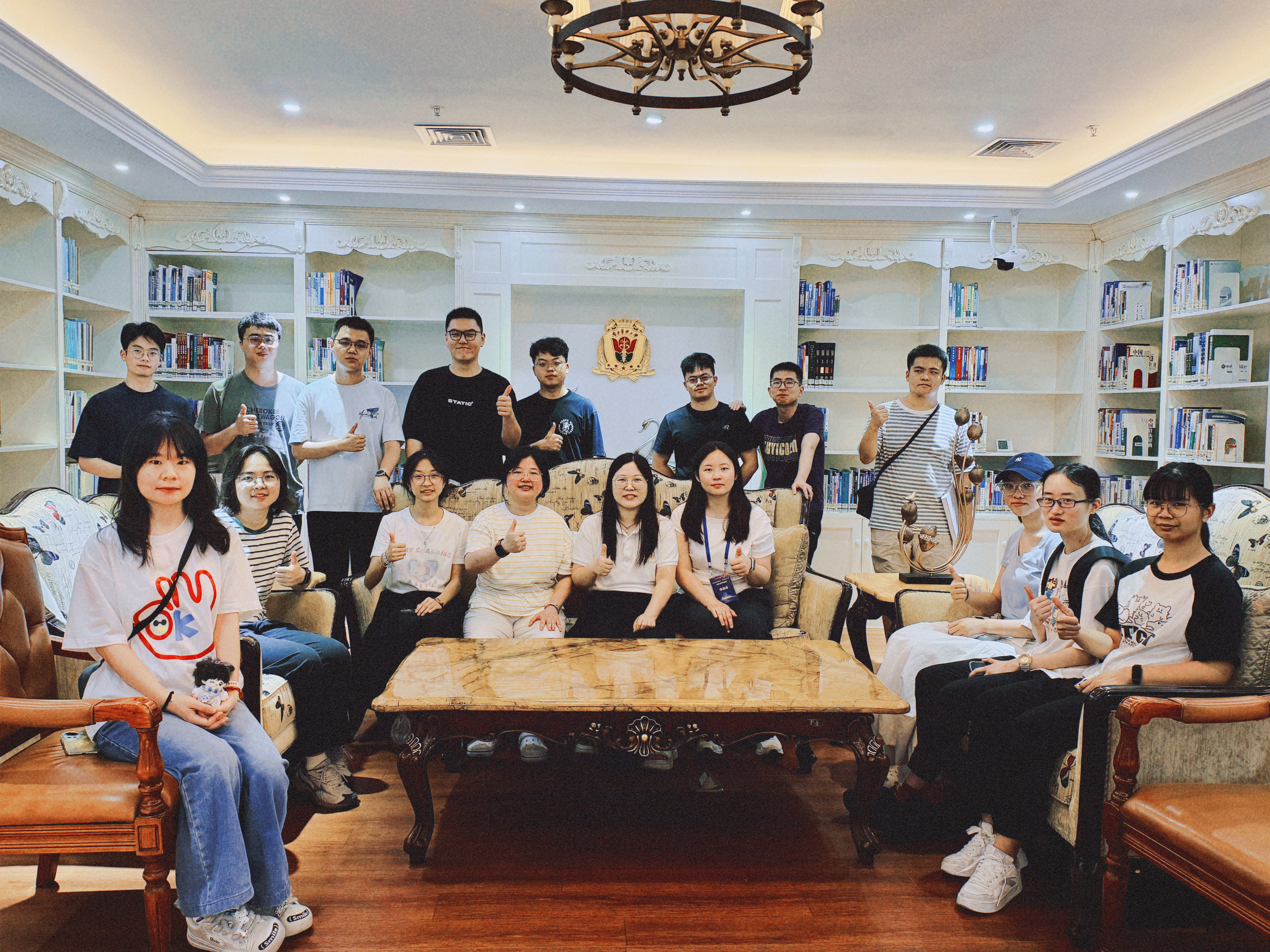 南方医科大学校史馆合影.jpg 南方医科大学校史馆合影.jpg